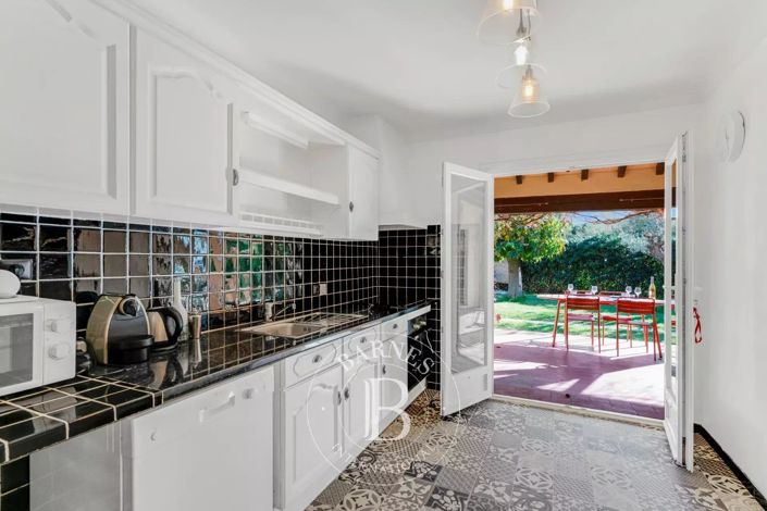 Image No.8-4 Bed House for sale