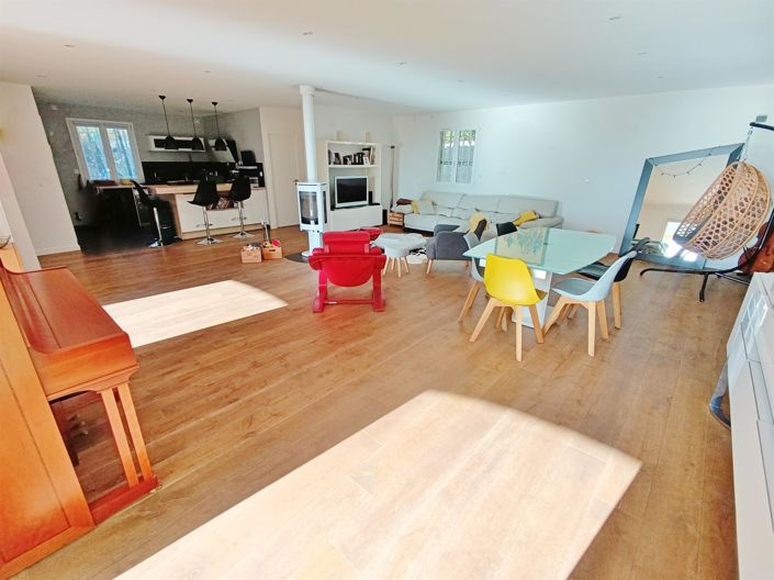 Image No.8-5 Bed House for sale