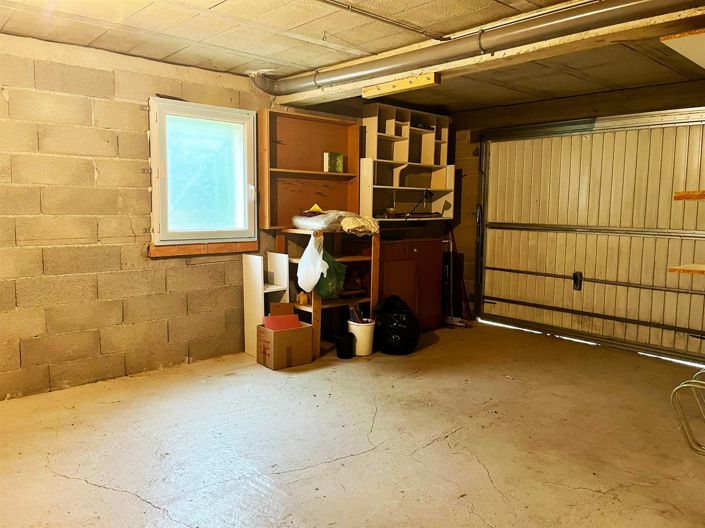 Image No.8-6 Bed House for sale