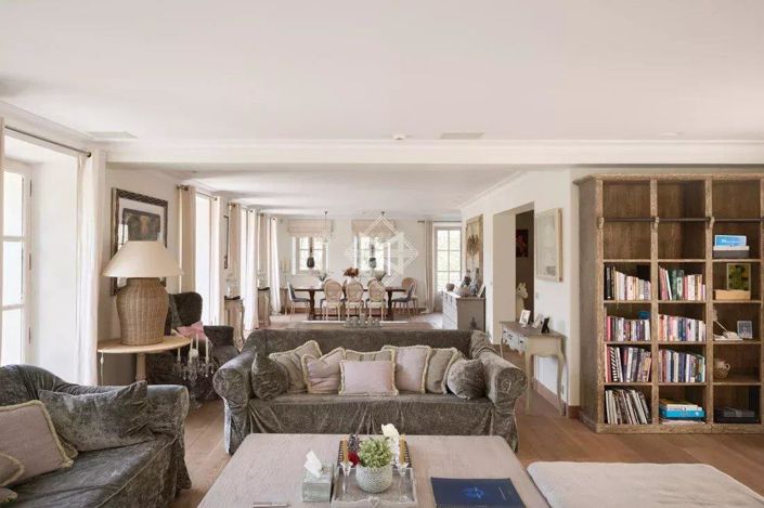 Image No.6-10 Bed House for sale