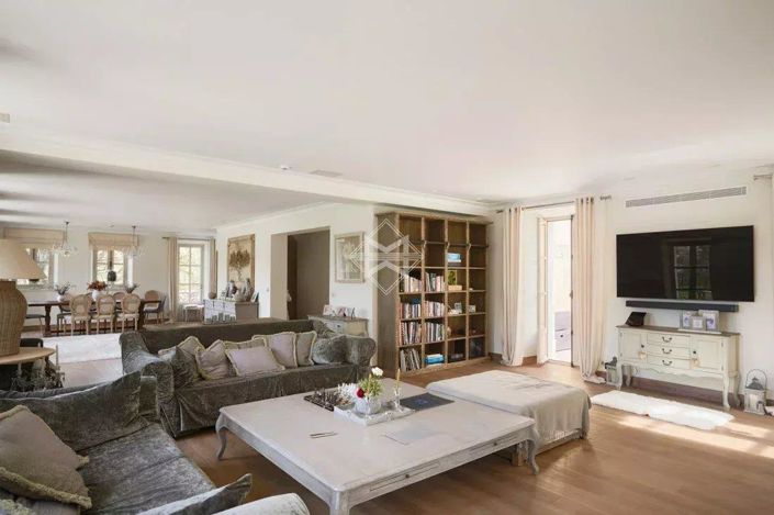 Image No.7-10 Bed House for sale