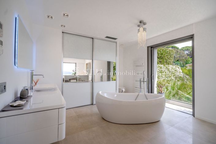 Image No.9-5 Bed House for sale