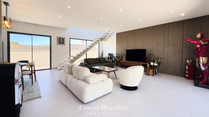 Image No.5-5 Bed House for sale