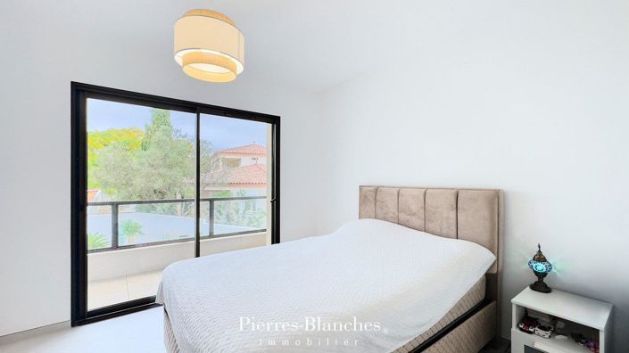 Image No.8-5 Bed House for sale