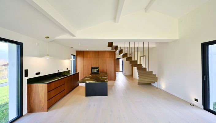 Image No.10-3 Bed Property for sale