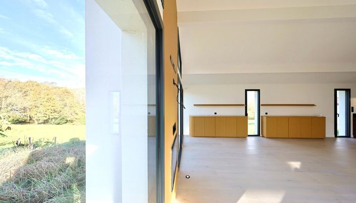 Image No.8-3 Bed Property for sale