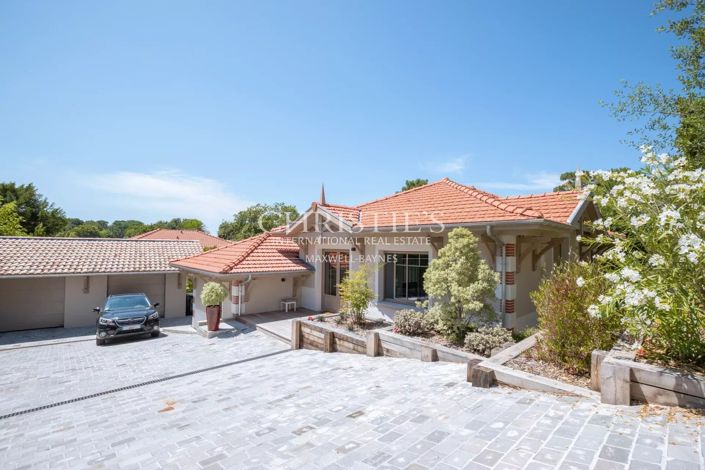 Image No.8-4 Bed House for sale