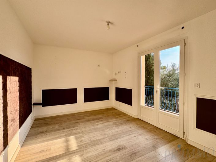 Image No.11-2 Bed House for sale