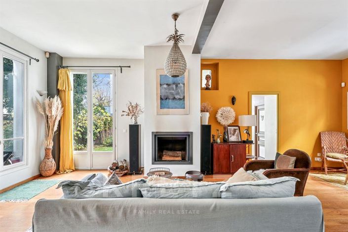 Image No.2-4 Bed House for sale