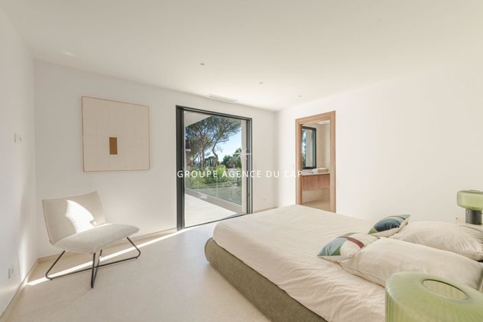 Image No.15-4 Bed House for sale