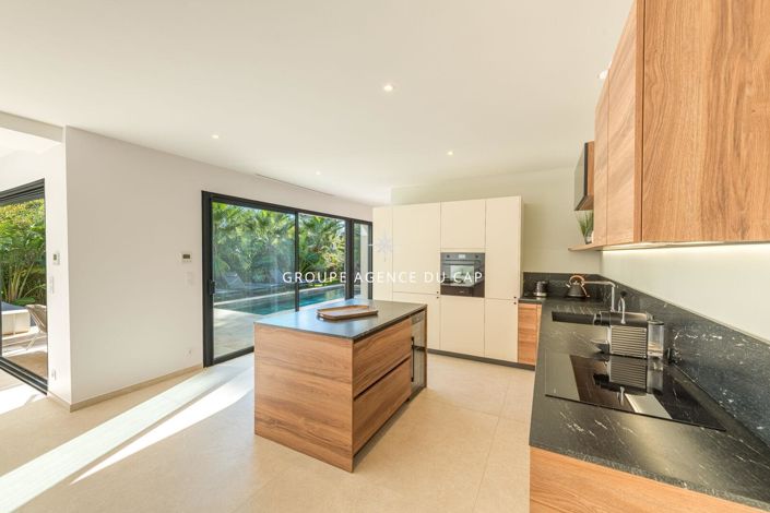 Image No.7-4 Bed House for sale