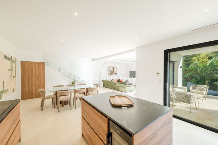 Image No.8-4 Bed House for sale