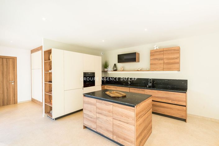 Image No.9-4 Bed House for sale