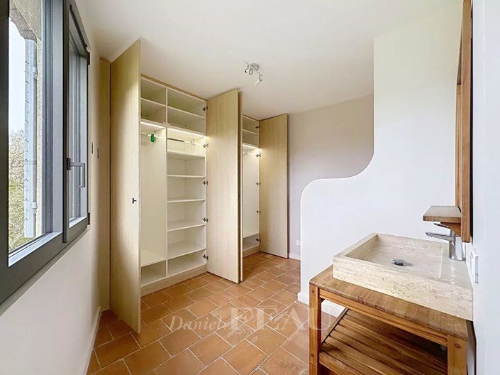 Image No.8-6 Bed House for sale