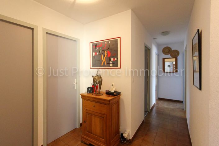 Image No.10-3 Bed House for sale