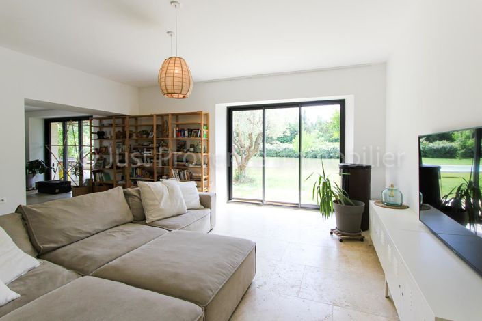 Image No.8-5 Bed House for sale