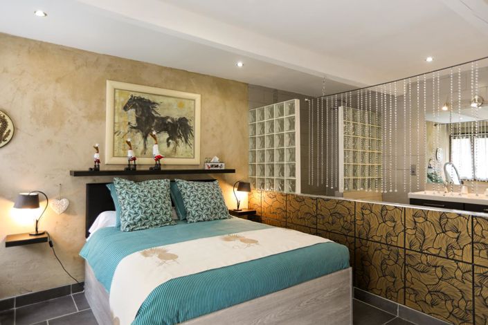 Image No.8-8 Bed Property for sale