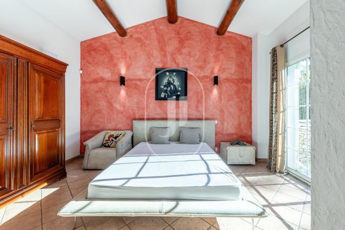 Image No.8-5 Bed House for sale