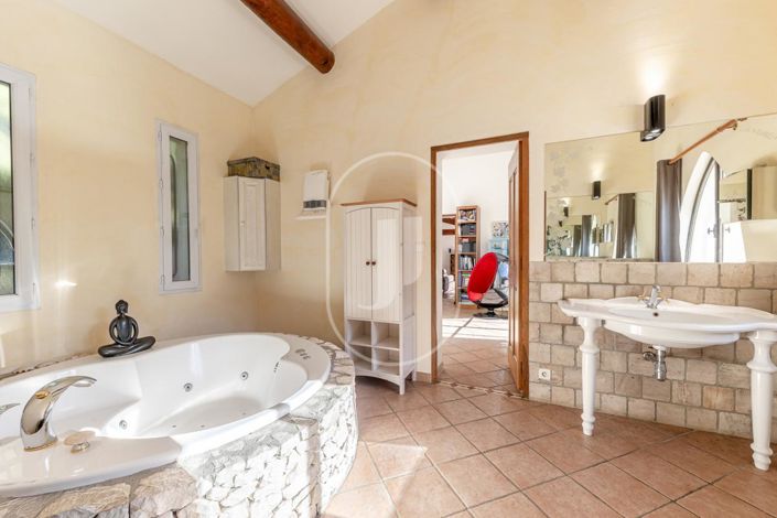 Image No.9-5 Bed House for sale