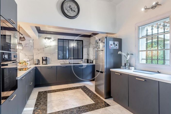 Image No.3-4 Bed House for sale