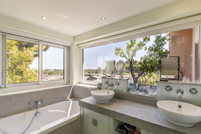 Image No.8-4 Bed House for sale