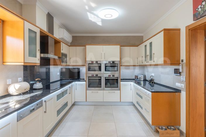 Image No.10-5 Bed House for sale