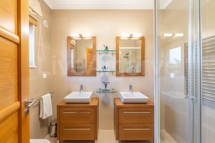 Image No.23-5 Bed House for sale