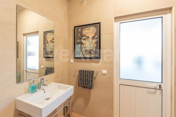 Image No.46-5 Bed House for sale