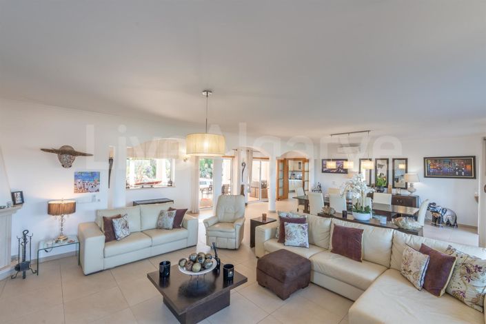 Image No.8-5 Bed House for sale