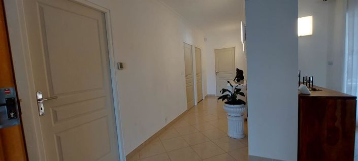 Image No.17-3 Bed House for sale