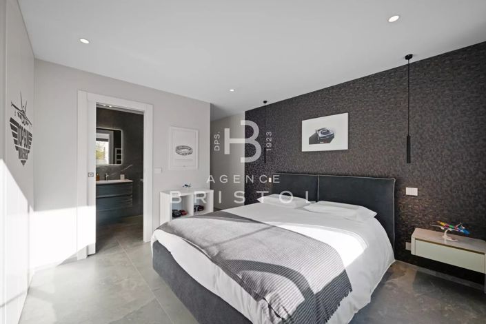 Image No.20-6 Bed House for sale