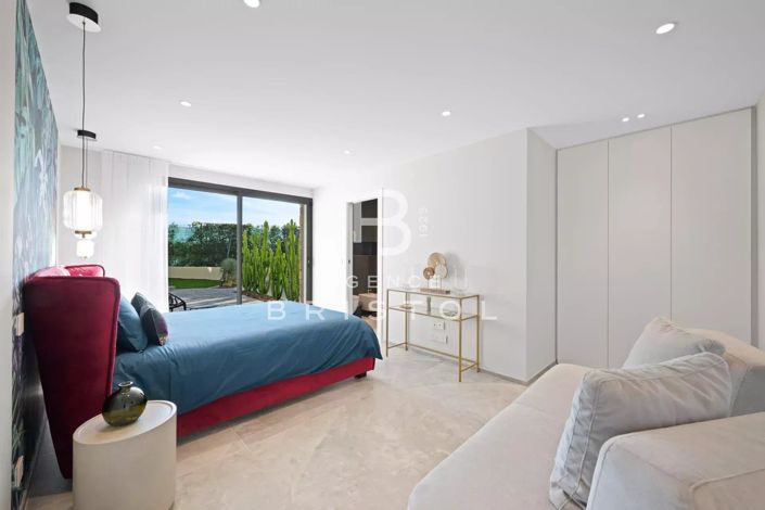 Image No.21-6 Bed House for sale