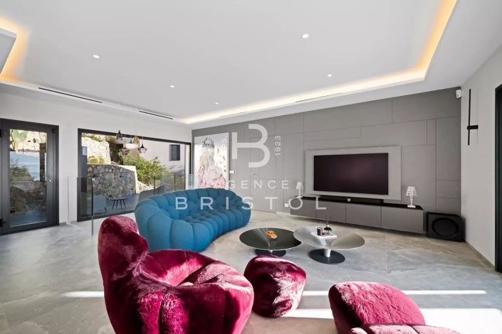 Image No.8-6 Bed House for sale