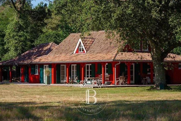 Image No.3-8 Bed House for sale