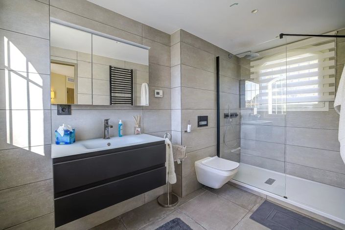 Image No.51-5 Bed House for sale