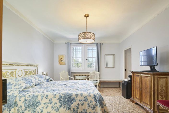 Image No.28-8 Bed House for sale