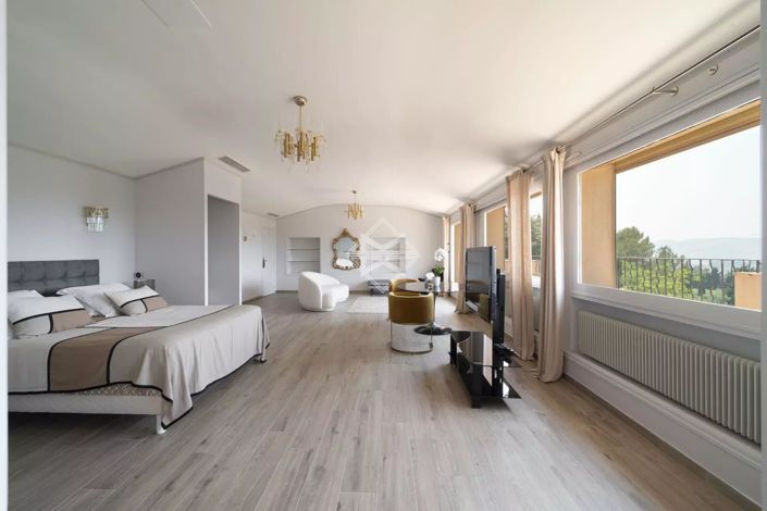 Image No.7-8 Bed House for sale