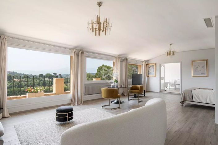 Image No.8-8 Bed House for sale