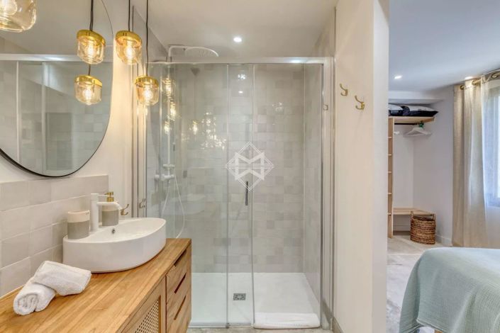 Image No.8-5 Bed House for sale