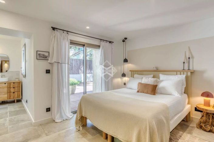 Image No.9-5 Bed House for sale