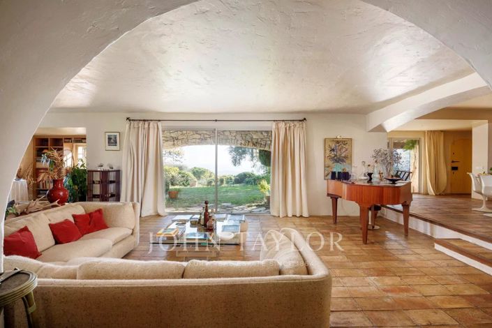 Image No.8-6 Bed House for sale