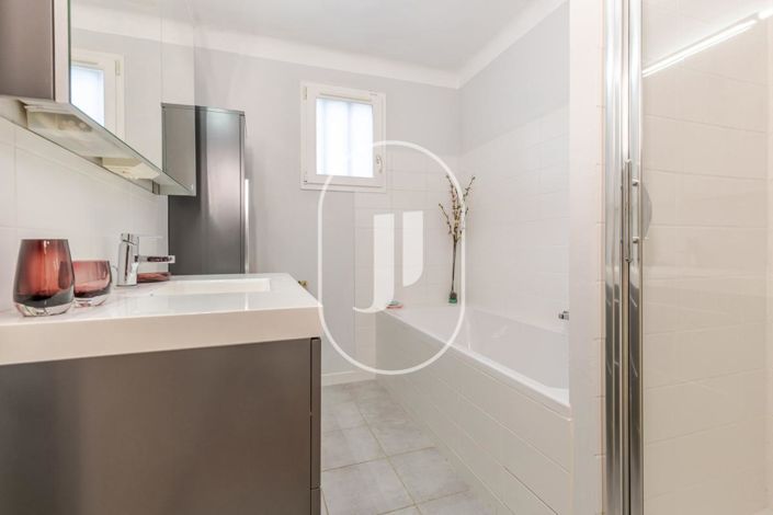 Image No.10-5 Bed House for sale