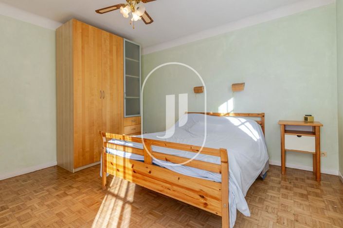 Image No.7-5 Bed House for sale