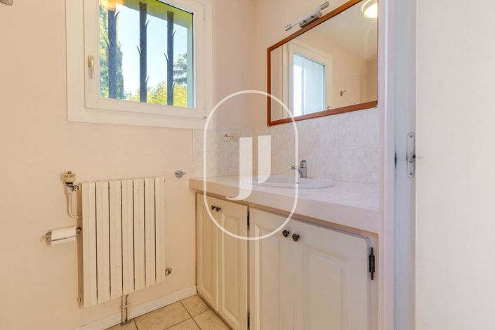 Image No.8-5 Bed House for sale