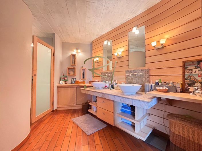 Image No.6-5 Bed House for sale