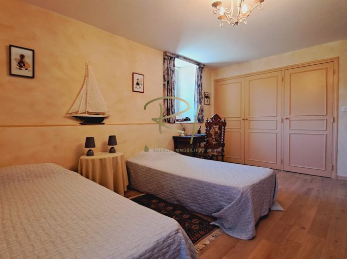 Image No.9-5 Bed House for sale