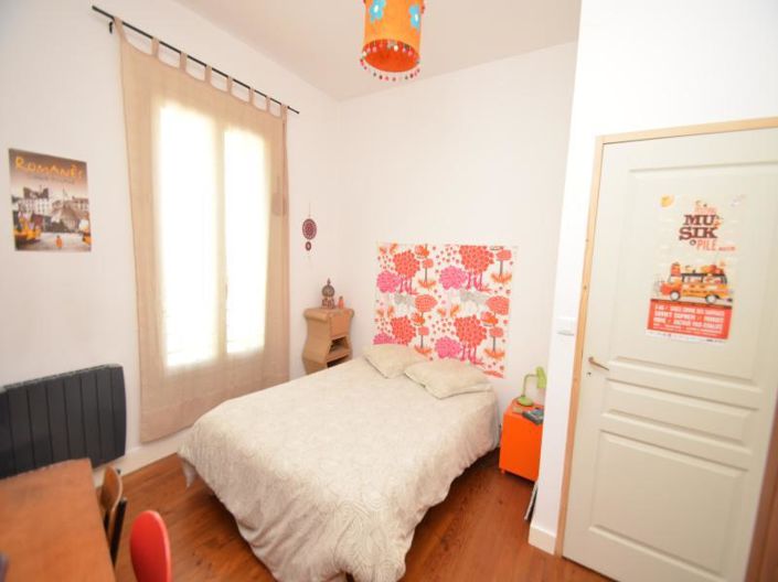 Image No.18-6 Bed House for sale