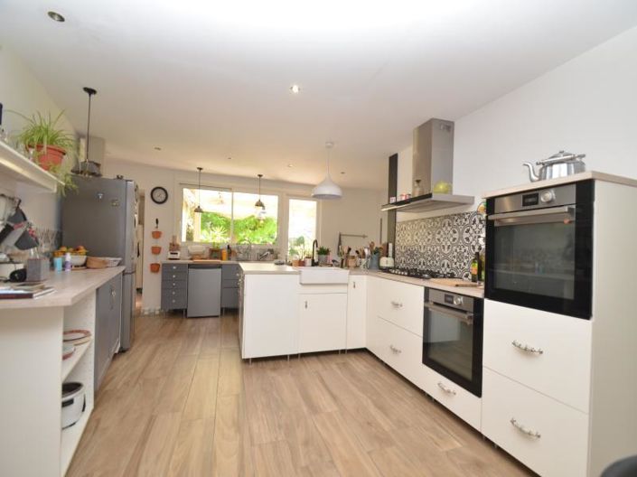 Image No.8-6 Bed House for sale