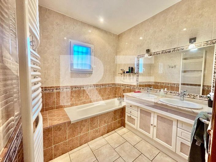 Image No.8-4 Bed House for sale