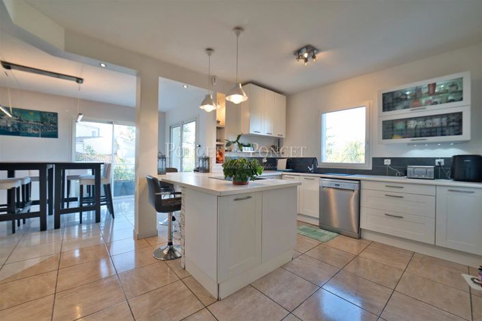 Image No.8-5 Bed House for sale